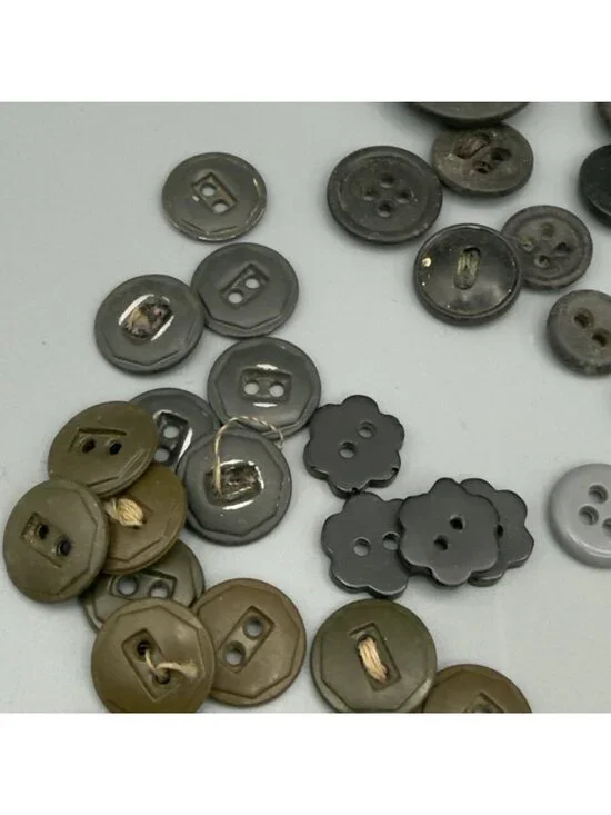 Vintage Glass Jar Assorted Buttons Mother of Pearl Variety Crochet Cover - Picture 9 of 16